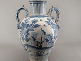 un vase bleu et blanc posé sur une table