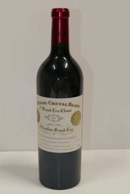 une bouteille de vin posée sur une table