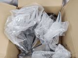 une boîte en carton contenant un certain nombre d'objets