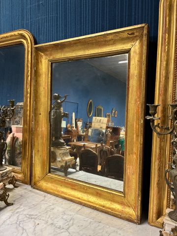 Miroir cadre en bois et stuc doré. Accident sur le cadre. 94 x 73