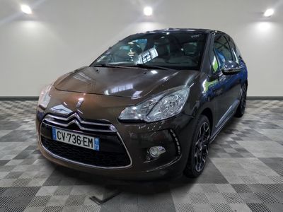 la photo d'une voiture garée dans un garage