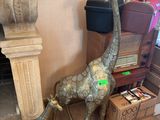 statue représentant une girafe et son petit devant une cheminée