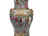 un vase posé sur une surface blanche