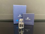 deux boîtes de parfum posées l'une à côté de l'autre sur une table