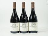 trois bouteilles de vin posées sur une table l'une à côté de l'autre