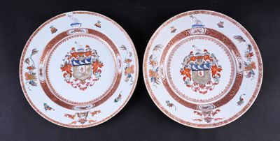 deux assiettes ornées d'un blason sur fond noir