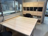 une table placée devant une fenêtre