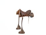 un cheval de bois dont les pattes sont munies d'une selle