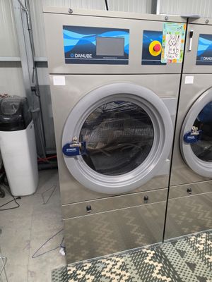 deux machines à laver placées l'une à côté de l'autre dans une pièce