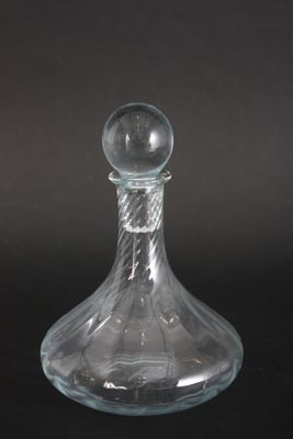 une image représentant une carafe en verre transparent sur fond noir