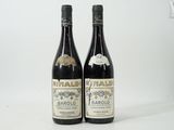 deux bouteilles de vin posées l'une à côté de l'autre sur une table