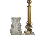 une image représentant un bougeoir en verre et un vase en verre sur fond blanc
