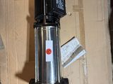 une photo d'une pompe à eau posée sur une boîte en carton