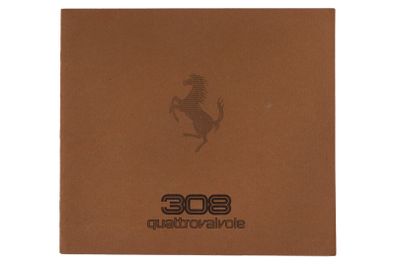 un livre marron sur lequel figure le logo d'un cheval
