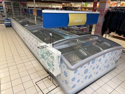 une vitrine au milieu d'un magasin remplie de matelas