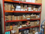 une pièce avec beaucoup de boîtes et de cartons sur les étagères