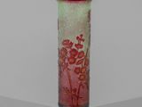 un vase en verre orné d'un motif floral