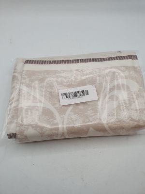 un sac muni d'une étiquette, posé sur une table