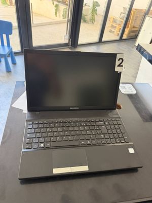 un ordinateur portable posé sur une table