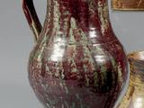 trois vases et deux tasses posés les uns à côté des autres