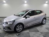 la voiture argentée est garée sur le sol en damier d'un garage