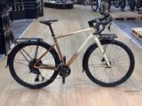 un vélo posé par terre dans un magasin