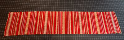 un chemin de table rayé rouge et blanc sur une table noire