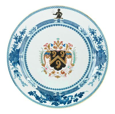 assiette bleue et blanche ornée d'un blason