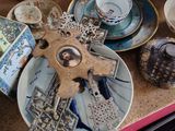 une table sur laquelle se trouvent beaucoup d'assiettes et de bols