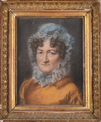 portrait d'une femme en robe jaune et coiffe bleue