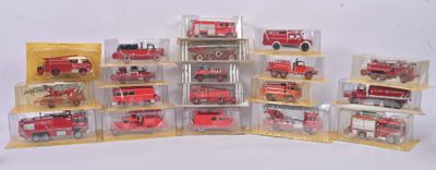 de nombreux camions de pompiers miniatures exposés dans une vitrine
