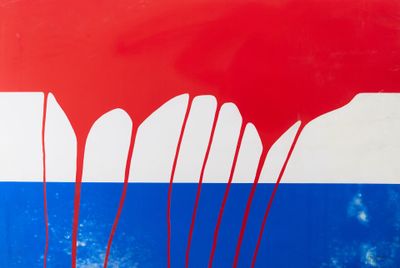 un tableau rouge, blanc et bleu accroché au mur d'un immeuble