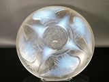 une plaque de verre ornée d'un motif, posée sur un socle