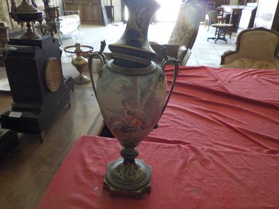 un vase posé sur une table dans une pièce