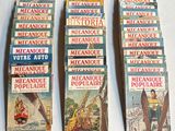 plusieurs livres sont empilés sur une table
