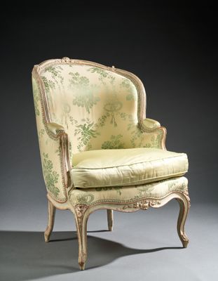 une chaise à l'ancienne dont l'assise est recouverte d'un tissu vert et blanc