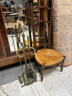 une chaise et un miroir posé par terre à côté d'une chaise