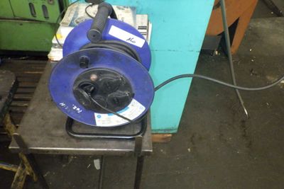 une machine bleue posée sur une table
