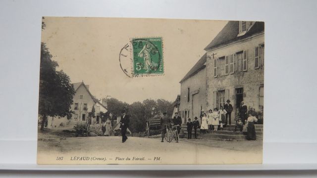 Lépaud : Place du Foirail (PM 587).TBE.