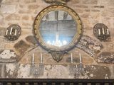 un miroir accroché au mur au-dessus de la cheminée d'une pièce