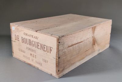 une boîte en bois avec une étiquette sur une table