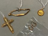 une croix, un collier et une bague posés sur une table