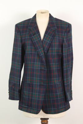 un gros plan sur un costume porté par un mannequin, un mannequin, un mannequin, un mannequin, un mannequin, un mannequin, un mannequin, un mannequin