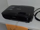 une photo d'un petit lecteur DVD portable posé sur une étagère