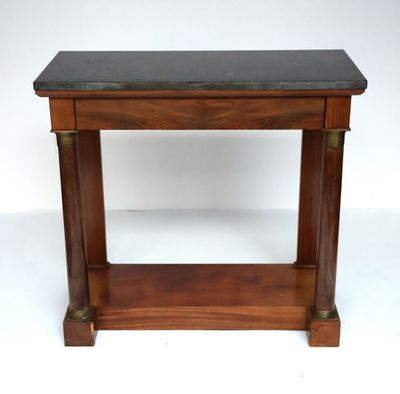 une table en bois avec un plateau en marbre noir sur fond blanc