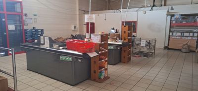 une grande pièce où s'entassent de nombreuses boîtes par terre