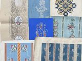 de nombreux types de tissus brodés posés sur une table