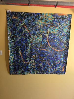un tableau accroché au mur d'une pièce