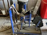 un chariot bleu chargé d'outils dans un garage