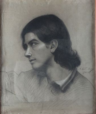 portrait d'une femme de profil, la tête tournée vers la droite
